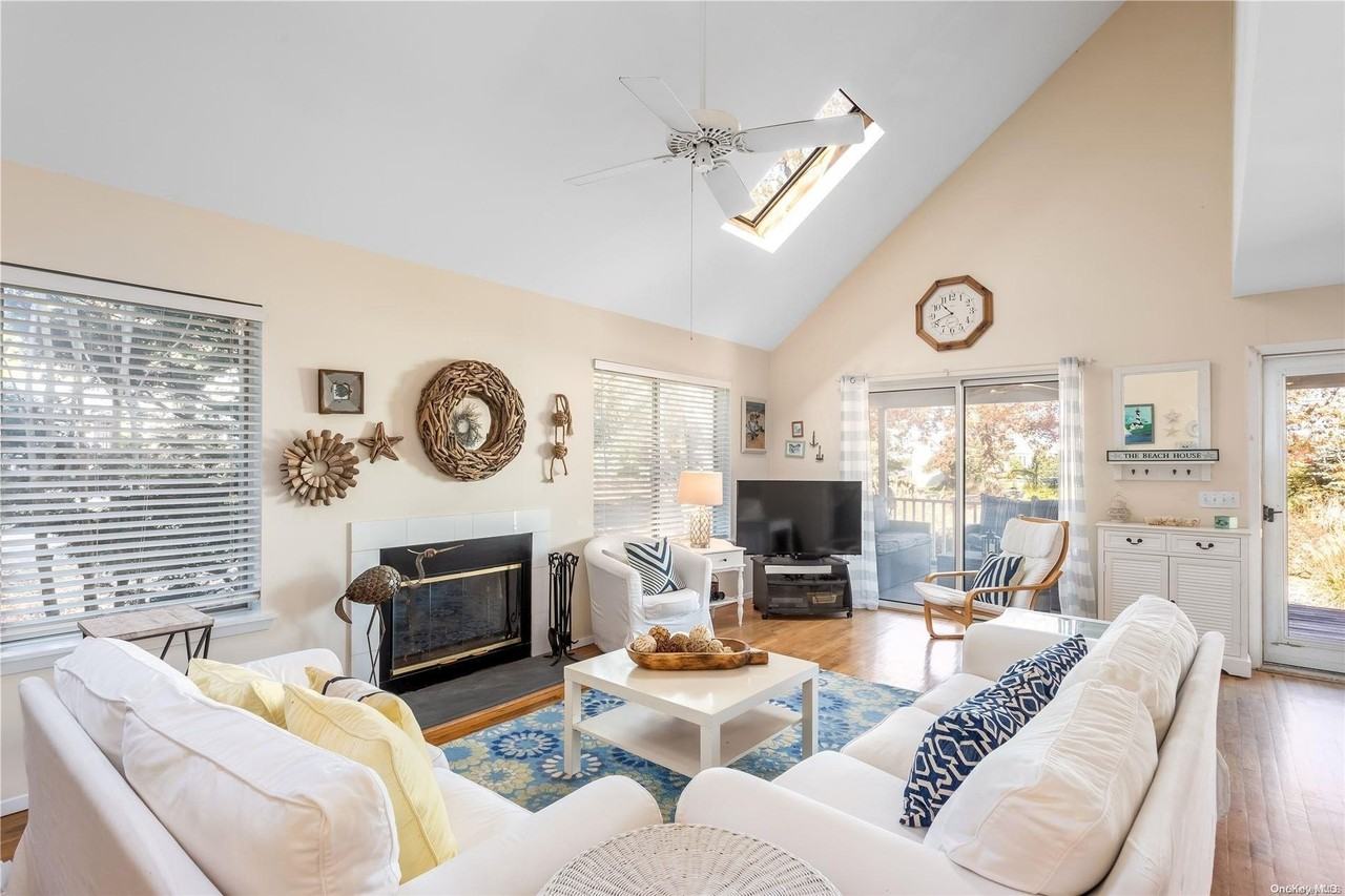 455 W Shore Dr - Photo 3 of 16