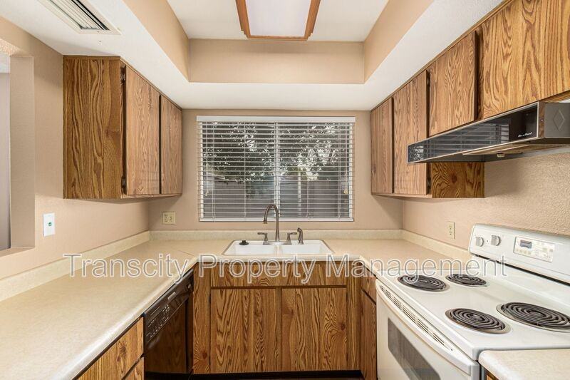 743 W Fordham Dr - Photo 2 of 10