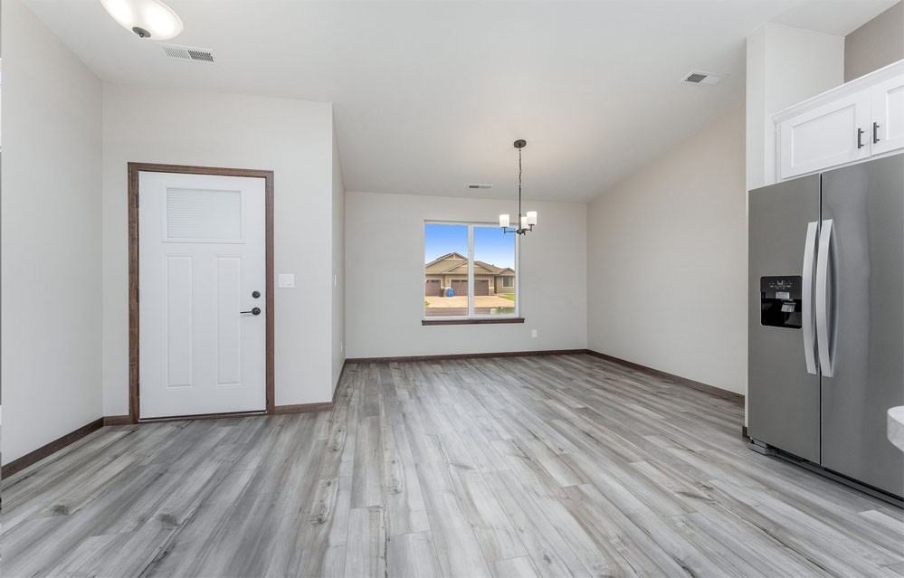 750 W Highpointe St - Photo 4 of 10