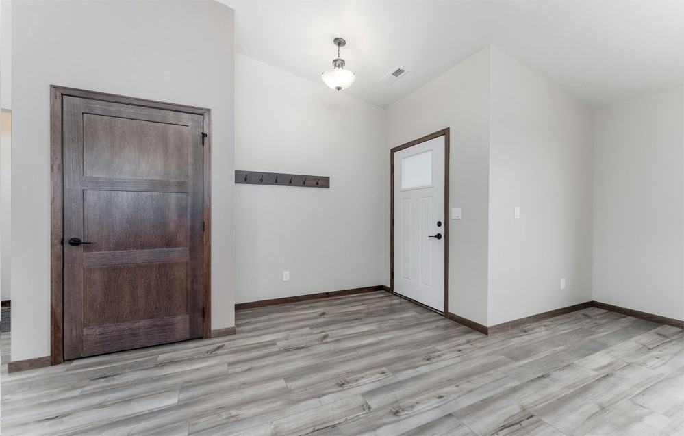 750 W Highpointe St - Photo 5 of 10