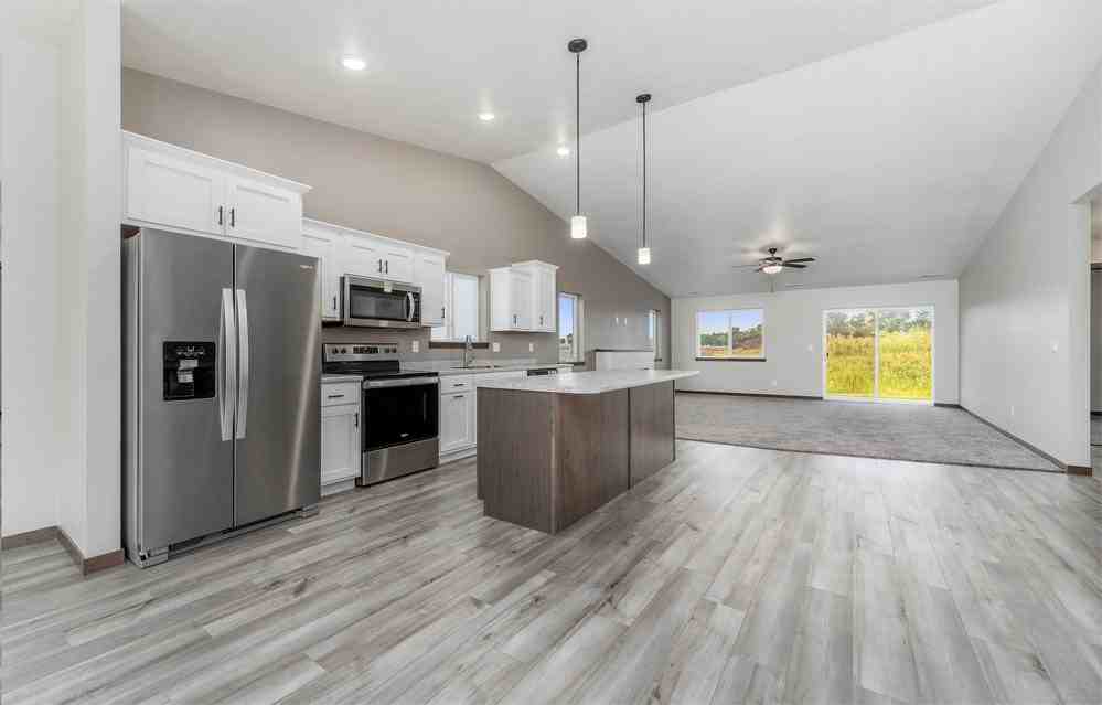 750 W Highpointe St - Photo 6 of 10