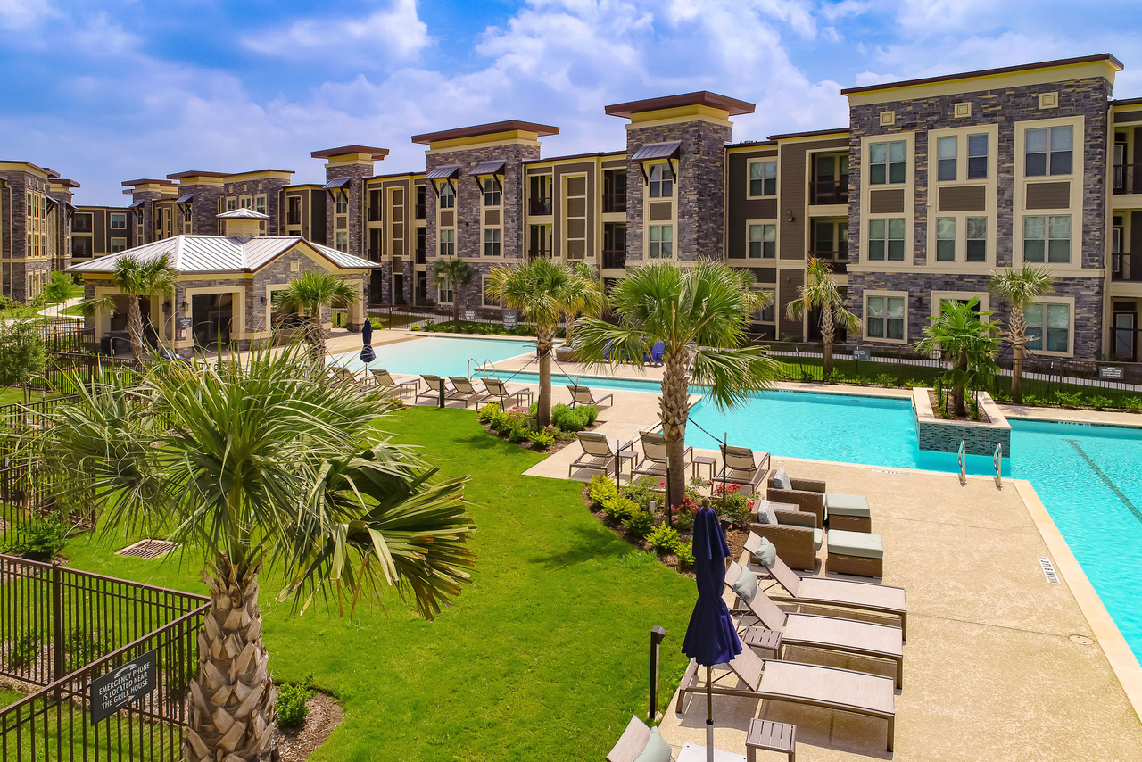 Park on Napoli - Photo 4 of 41