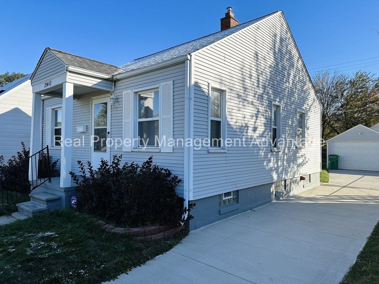 21012 Beechwood Ave - Photo 2 of 18