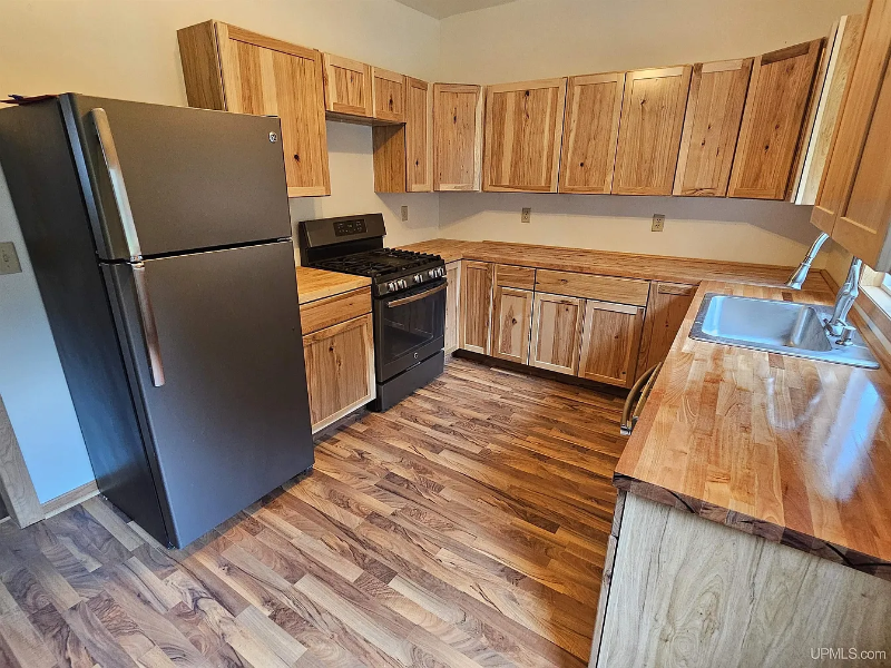 834 N Pine St - Photo 2 of 15