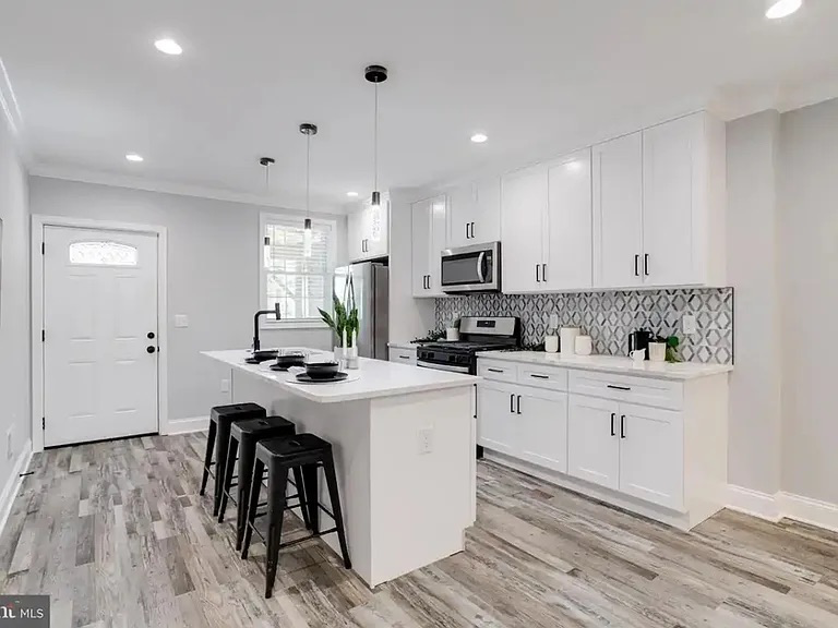 723 N Patterson Park Ave - Photo 3 of 6