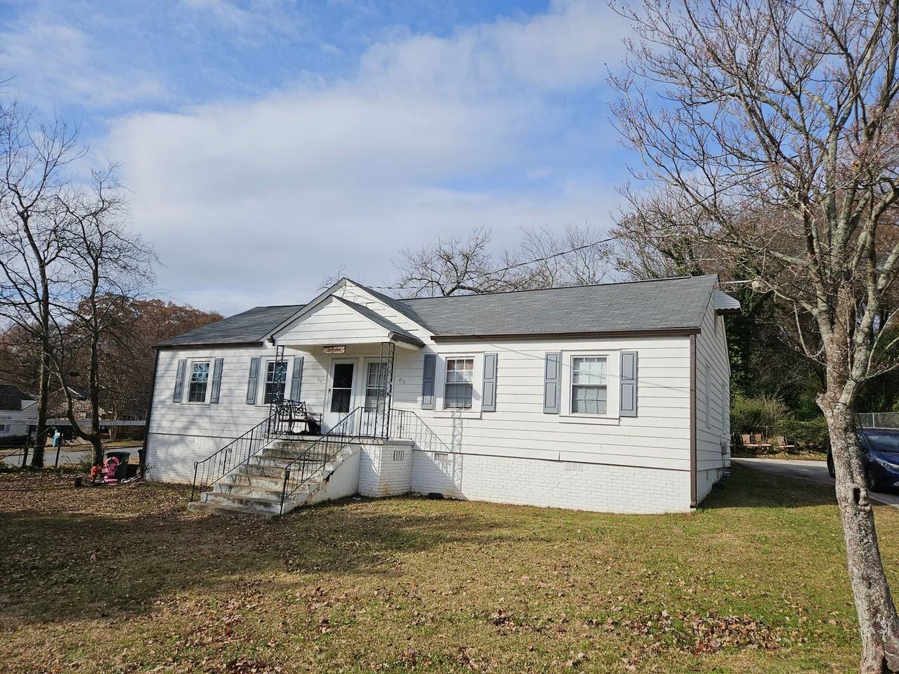 210 Lakewood Dr Se - Photo 2 of 11