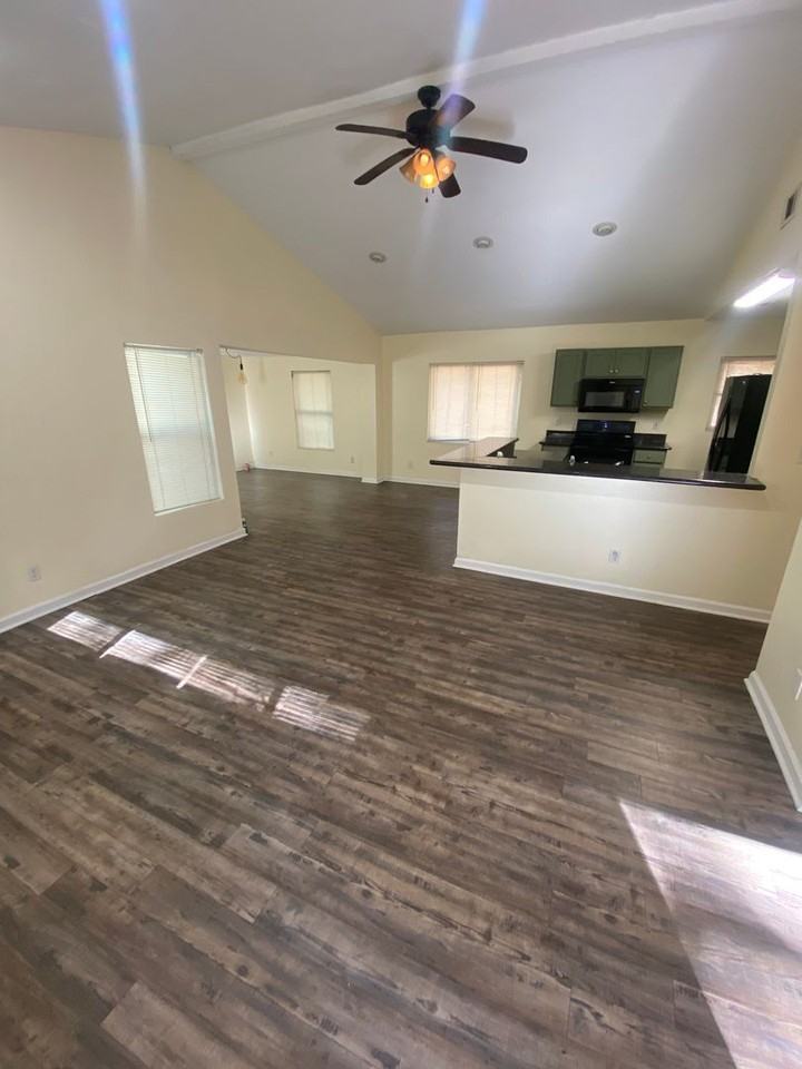 2202 Mission Rd - Photo 3 of 21