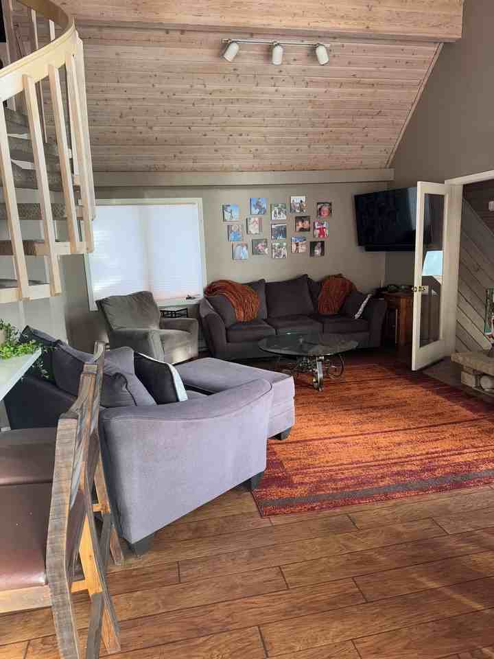 1256 Forest Hills Dr #NA - Photo 4 of 33