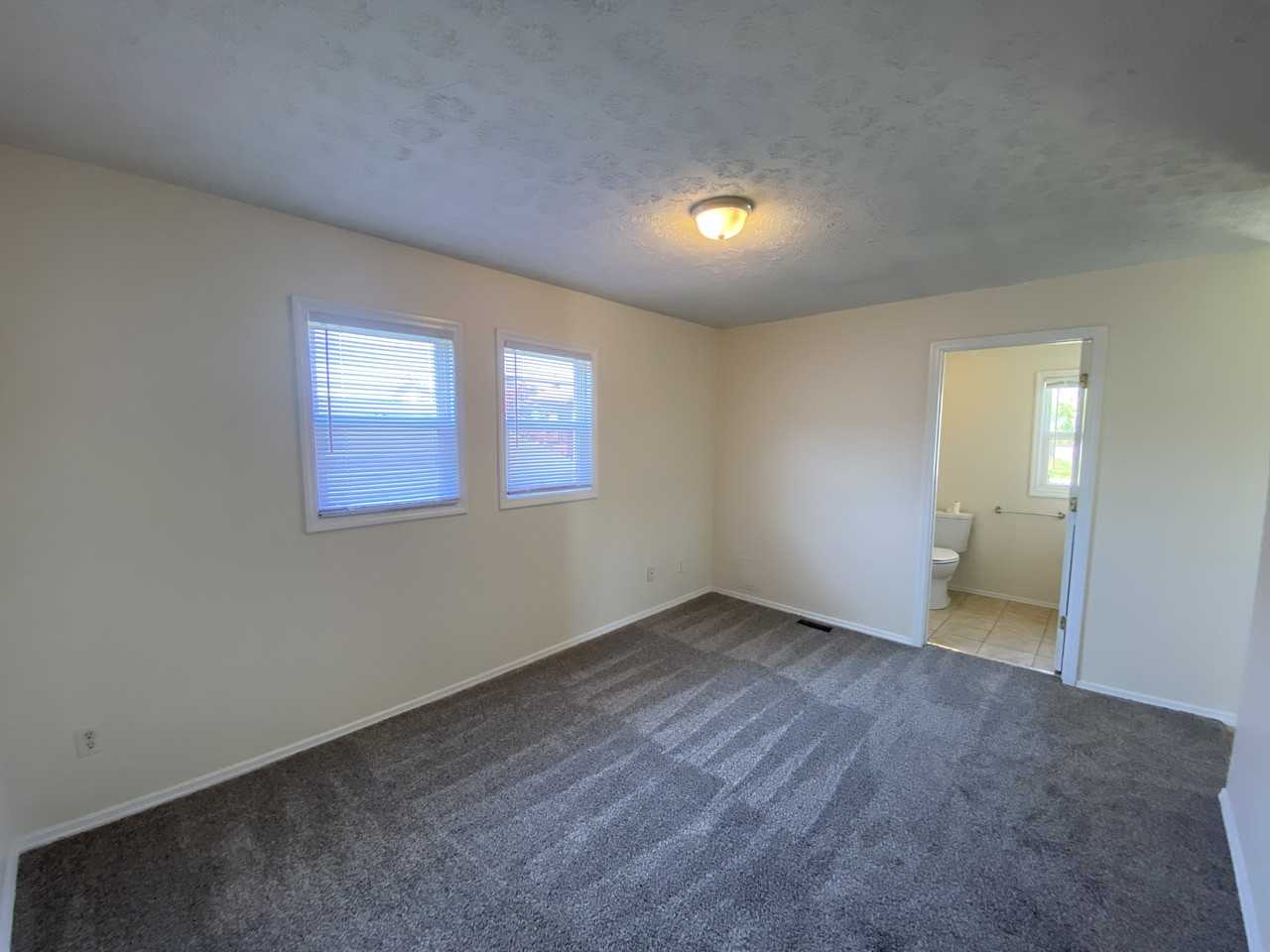 744 Lee St - Photo 3 of 10