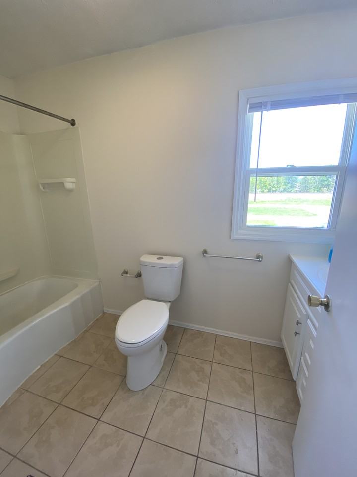 744 Lee St - Photo 4 of 10