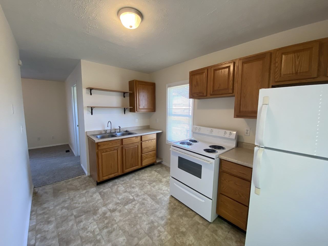 744 Lee St - Photo 5 of 10