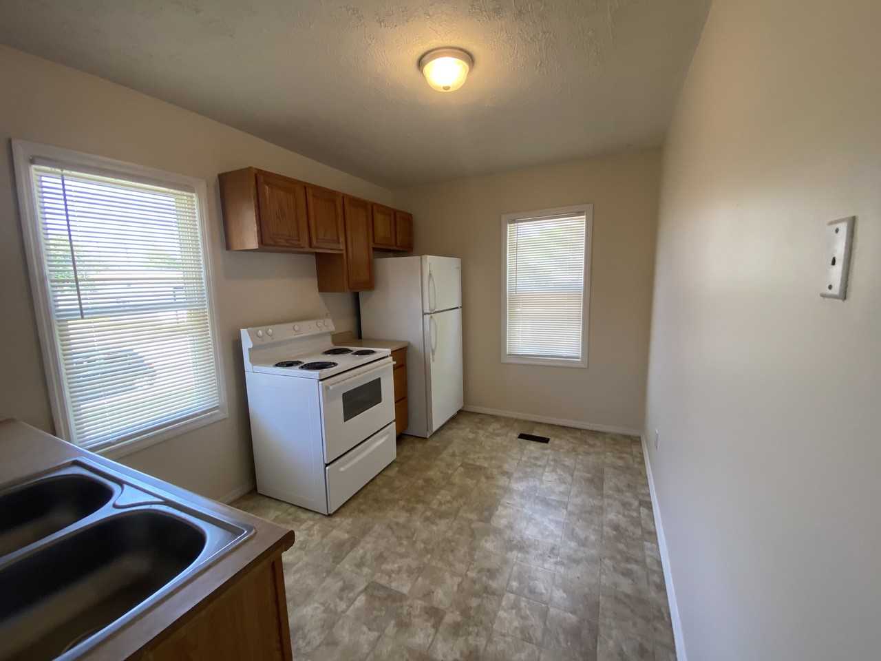 744 Lee St - Photo 6 of 10