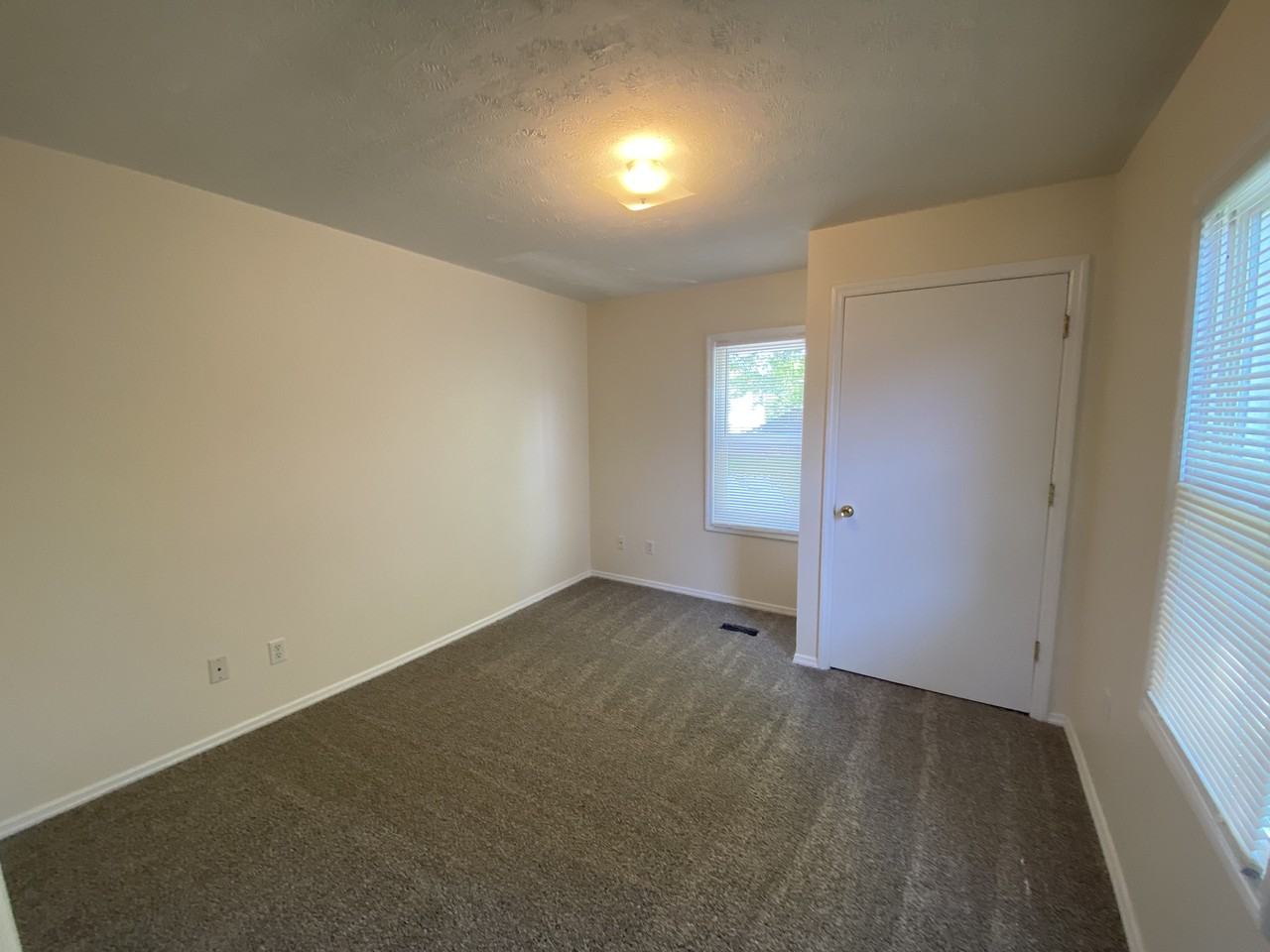 744 Lee St - Photo 7 of 10