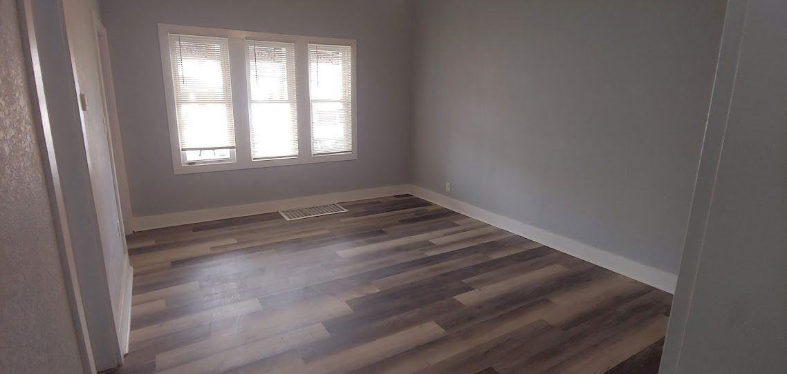 1524 S Comstock Ave - Photo 2 of 8