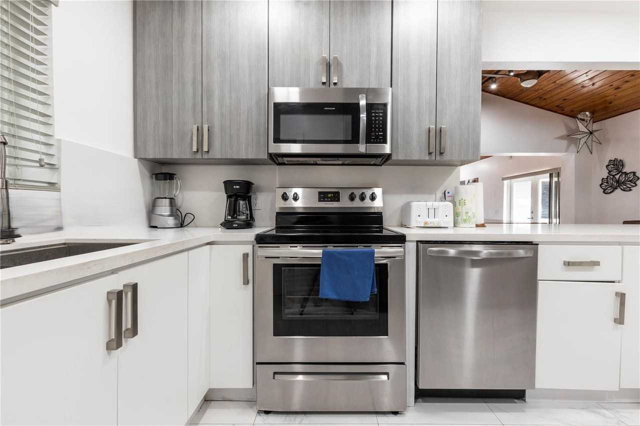 753 Ne 81st St - Photo 3 of 8