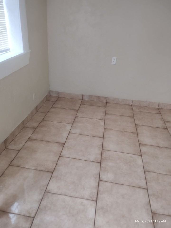 6810 Nw 13th St - Photo 4 of 7