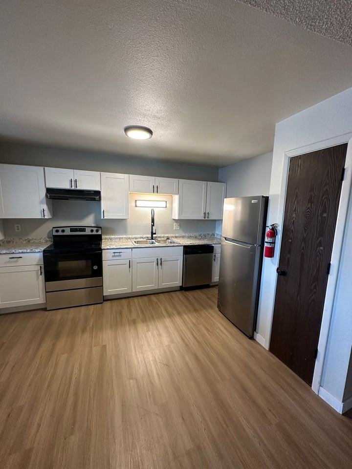 4500 Parkview Dr - Photo 3 of 15