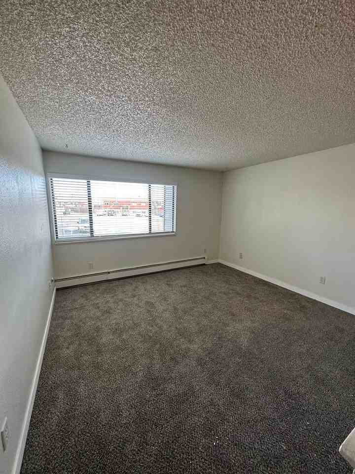 4500 Parkview Dr - Photo 4 of 15