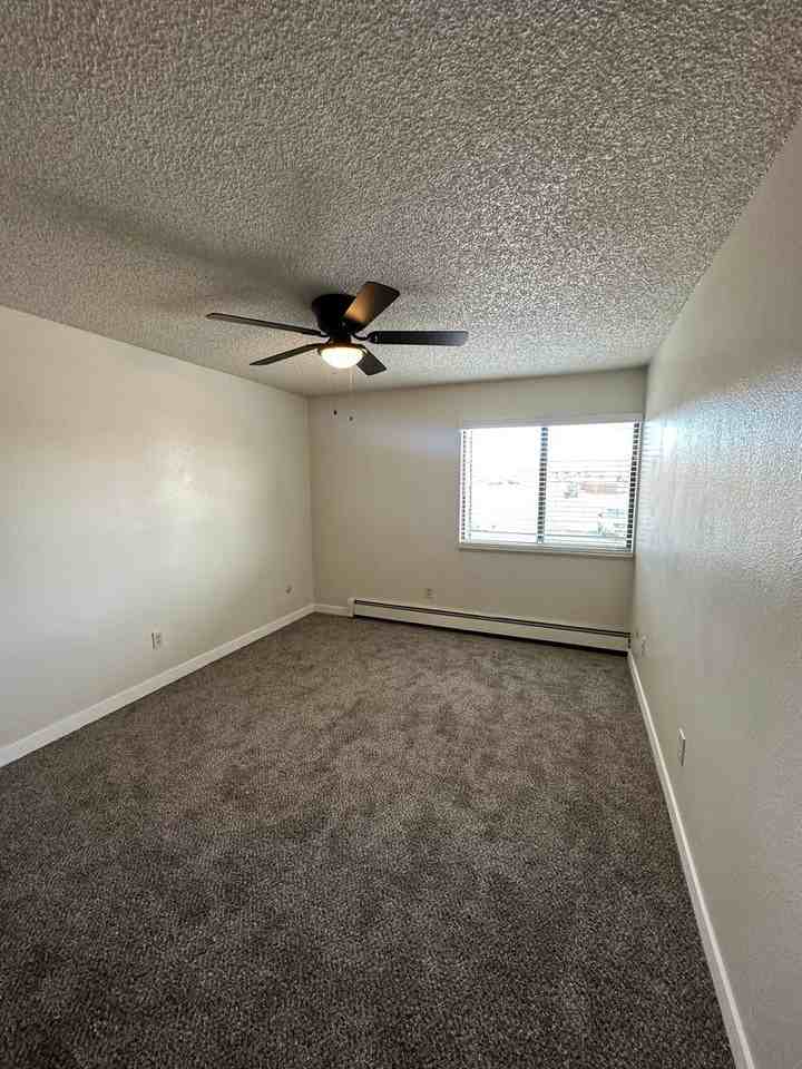 4500 Parkview Dr - Photo 6 of 15