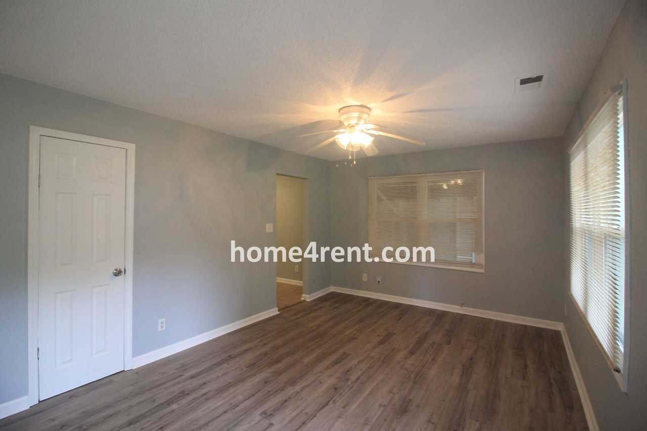 6011 Freeman Ave - Photo 3 of 26