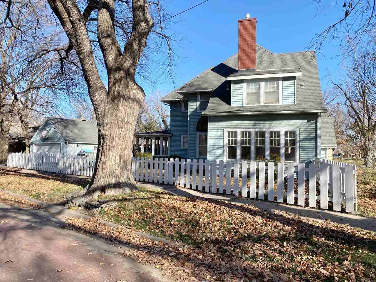 100 Crescent Blvd - Photo 3 of 5