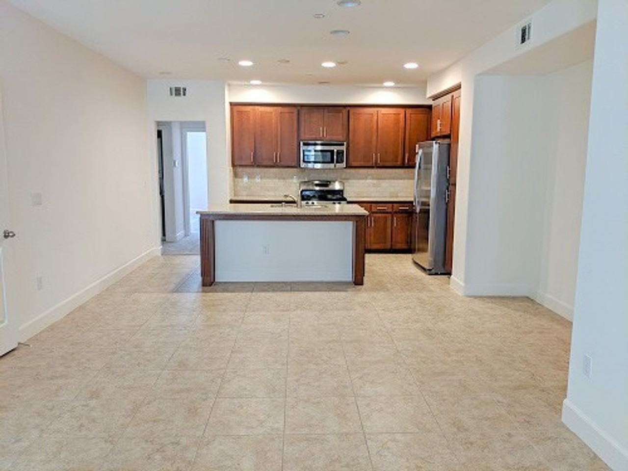 1672 Lee Way - Photo 3 of 11