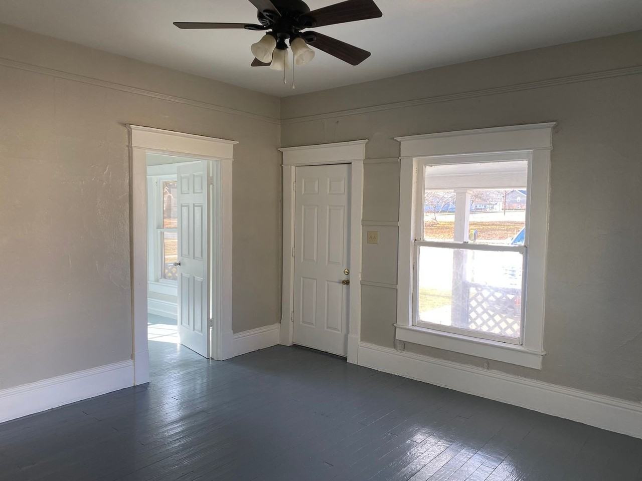 524 S Seneca Ave - Photo 4 of 16