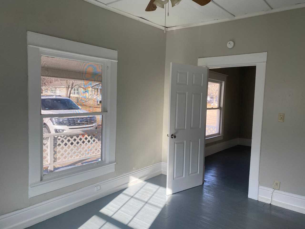 524 S Seneca Ave - Photo 5 of 16