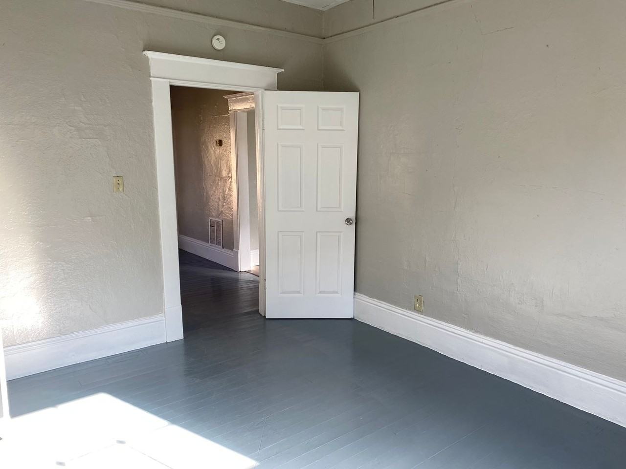 524 S Seneca Ave - Photo 7 of 16