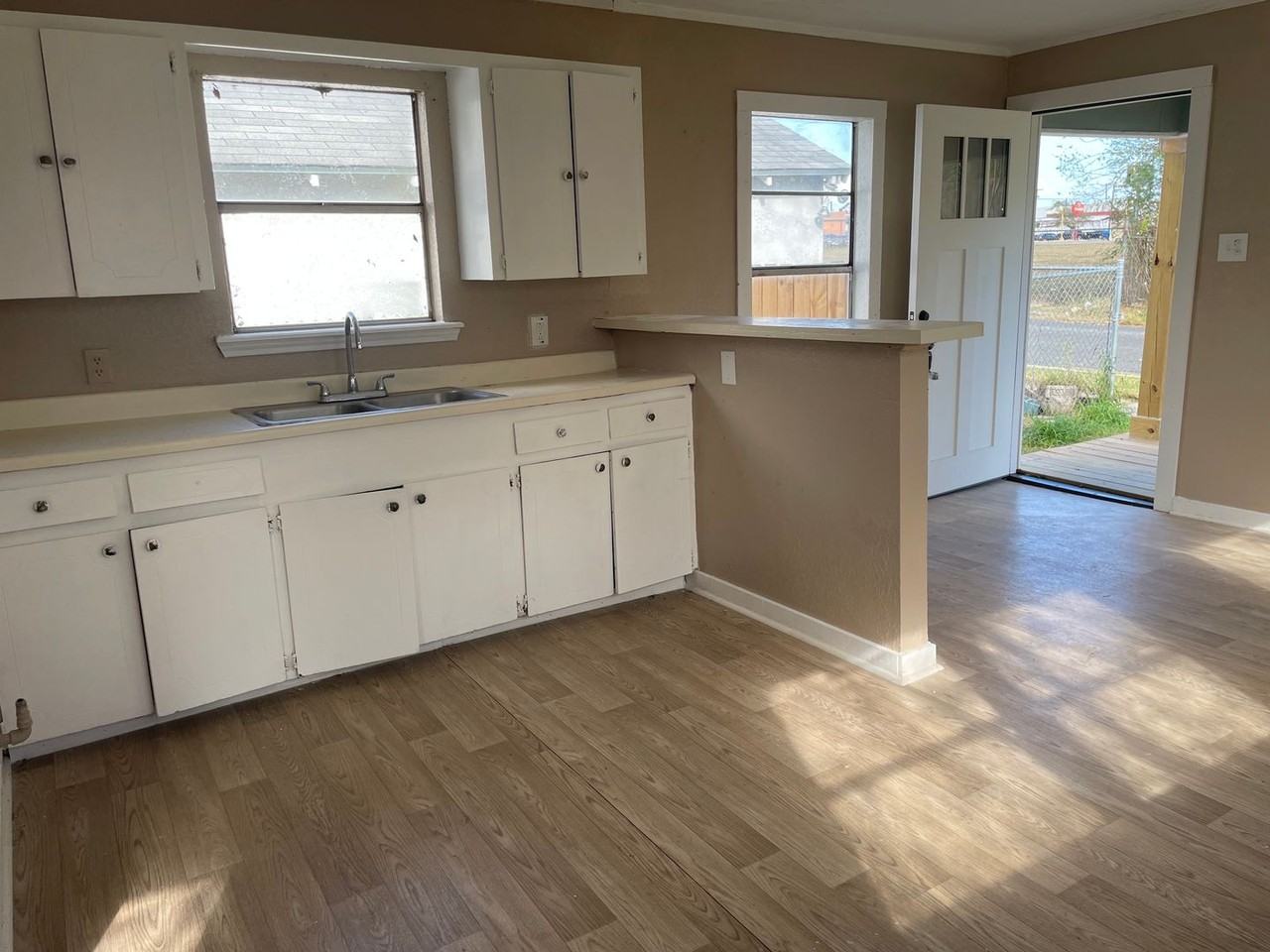 1133 Hibiscus Street - Photo 4 of 9