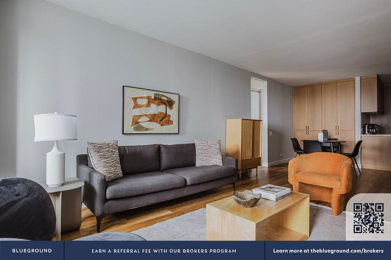 560 West 43rd Street - Photo 5 of 50