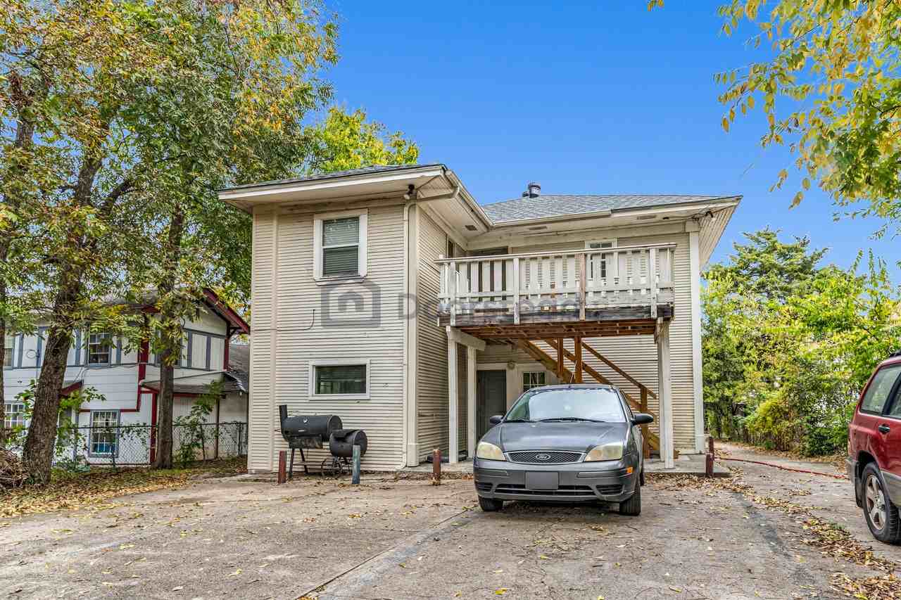 918 W 8th St #2 - Photo 3 of 26