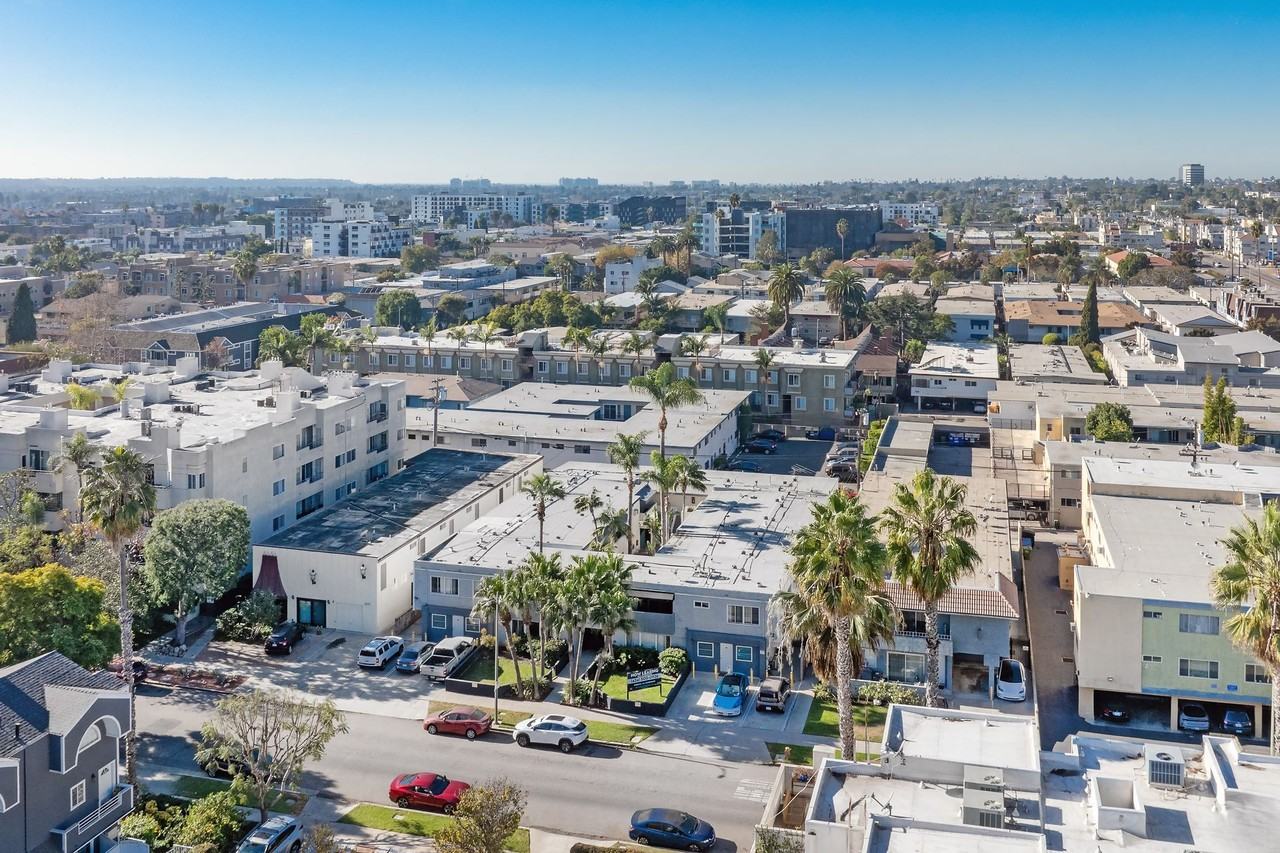 3537 Clarington Ave - Photo 2 of 9