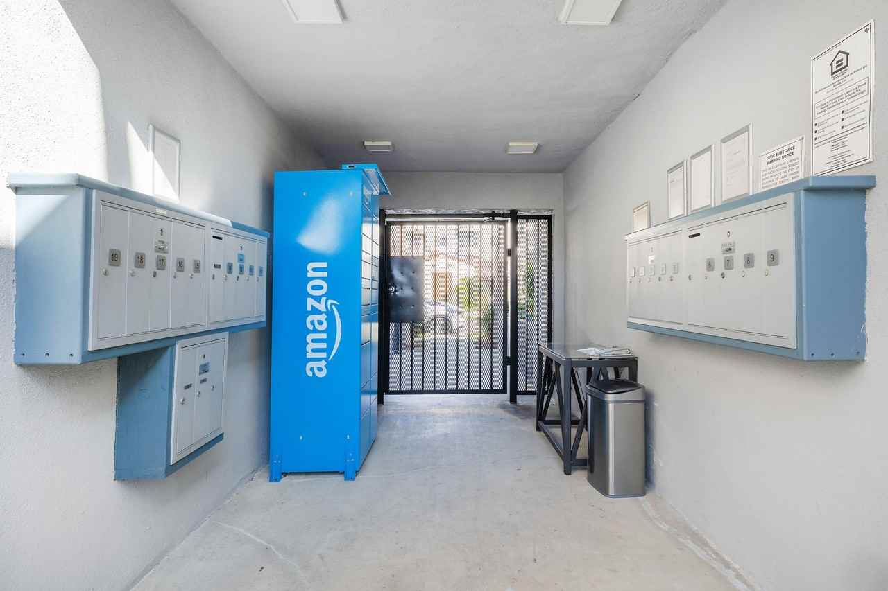 3537 Clarington Ave - Photo 7 of 9