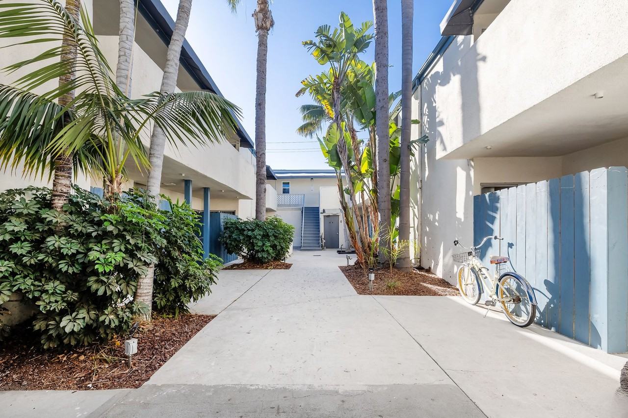 3537 Clarington Ave - Photo 3 of 9