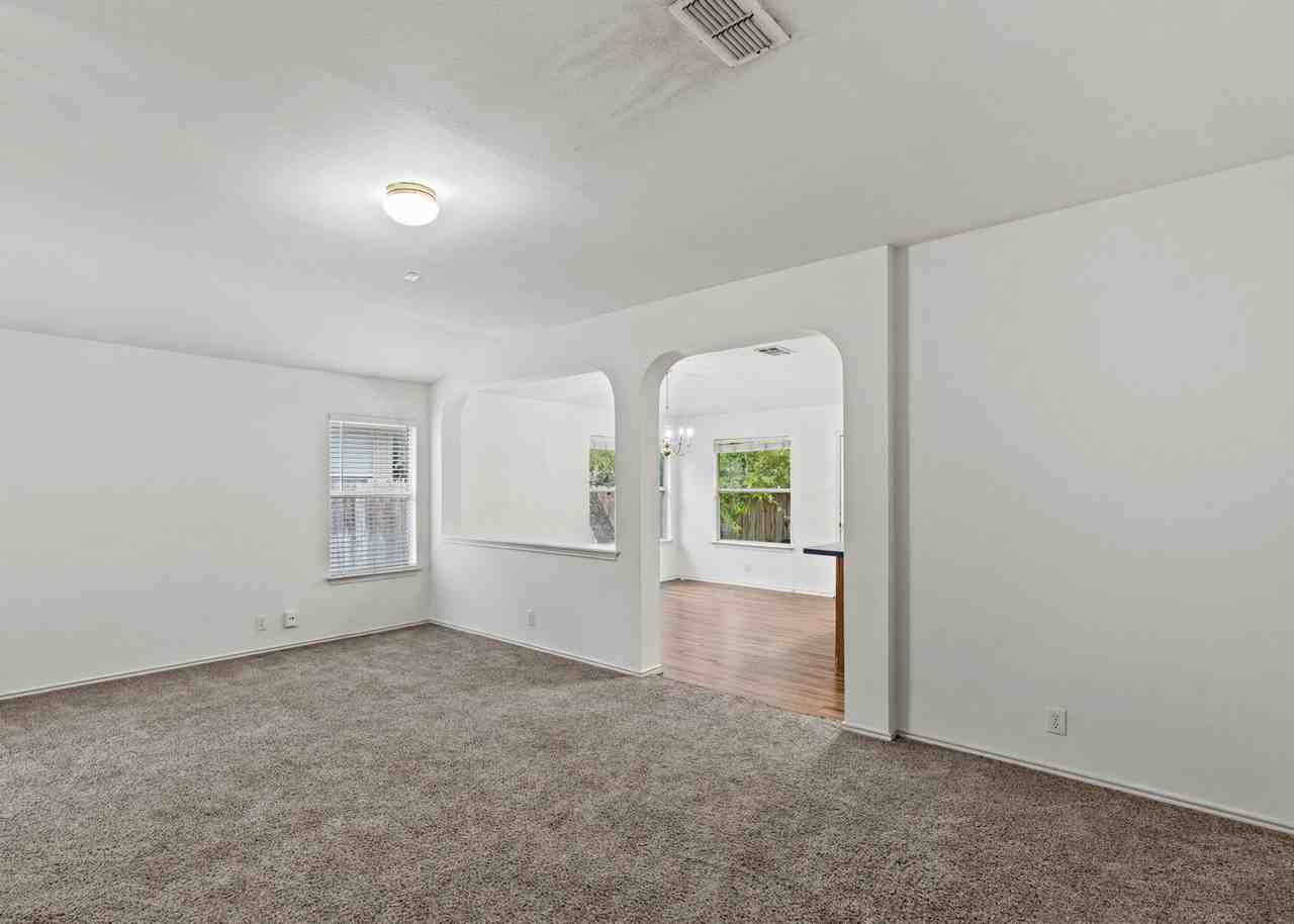 14346 Markham Ln - Photo 3 of 26