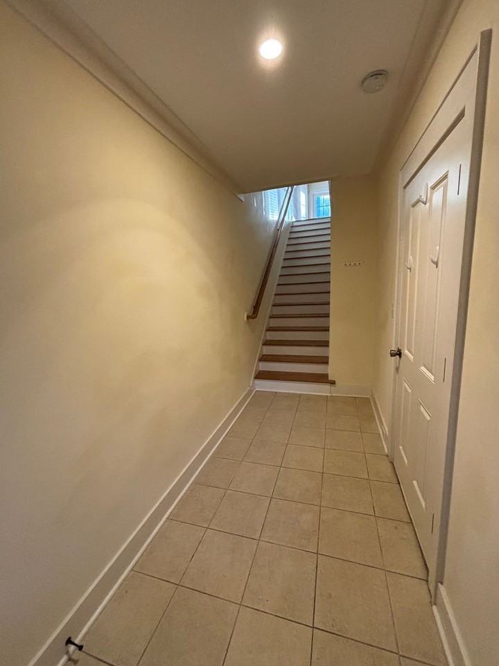 219 Oyster Point Dr - Photo 2 of 21