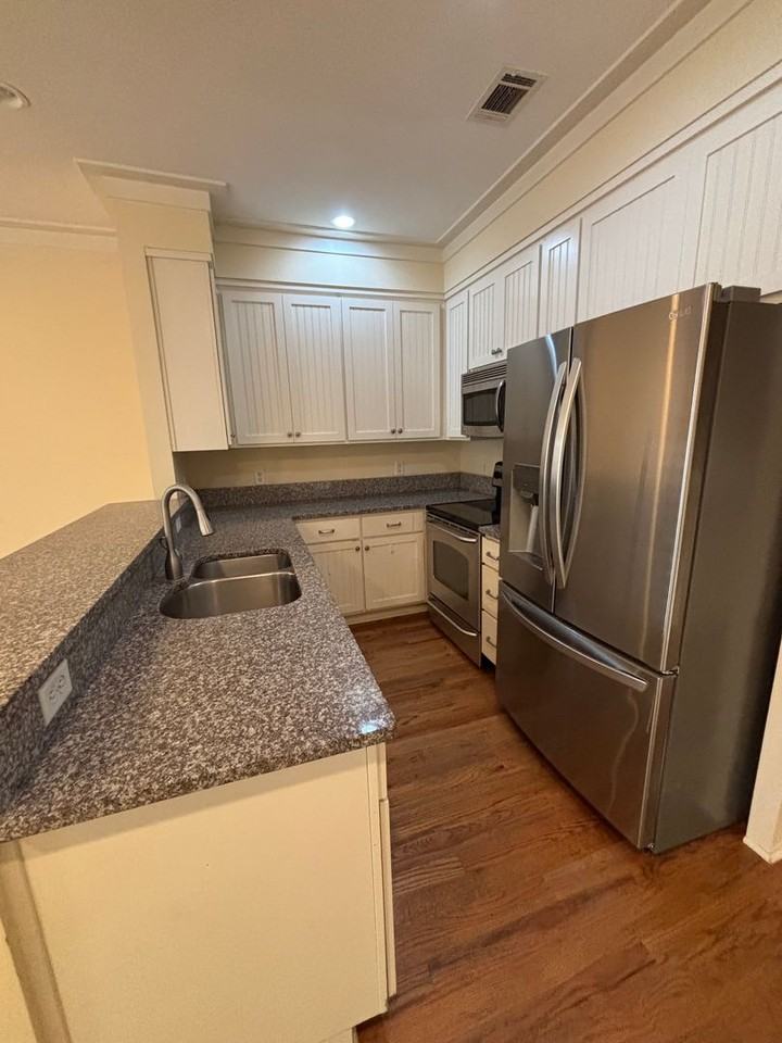 219 Oyster Point Dr - Photo 3 of 21