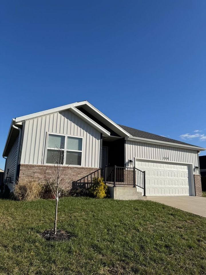 204 Great Plains St - Photo 2 of 22