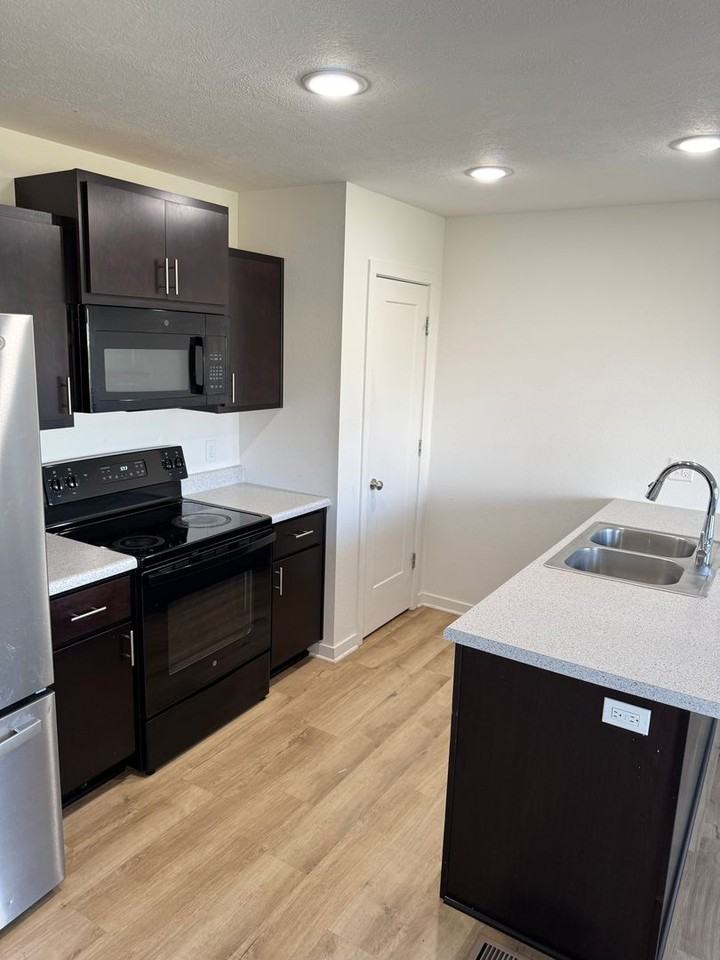 204 Great Plains St - Photo 3 of 22