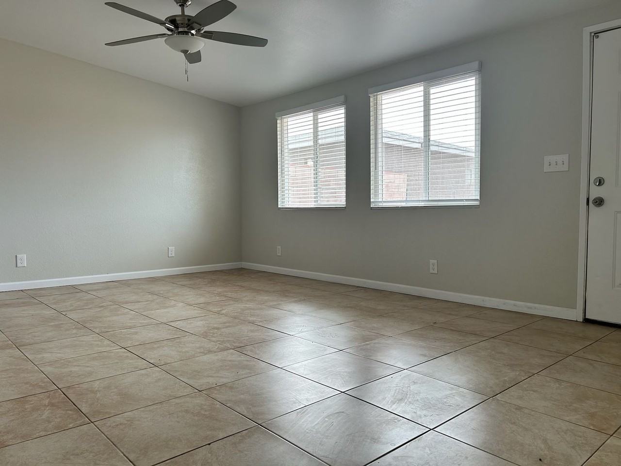 814 N Sanders St - Photo 3 of 11