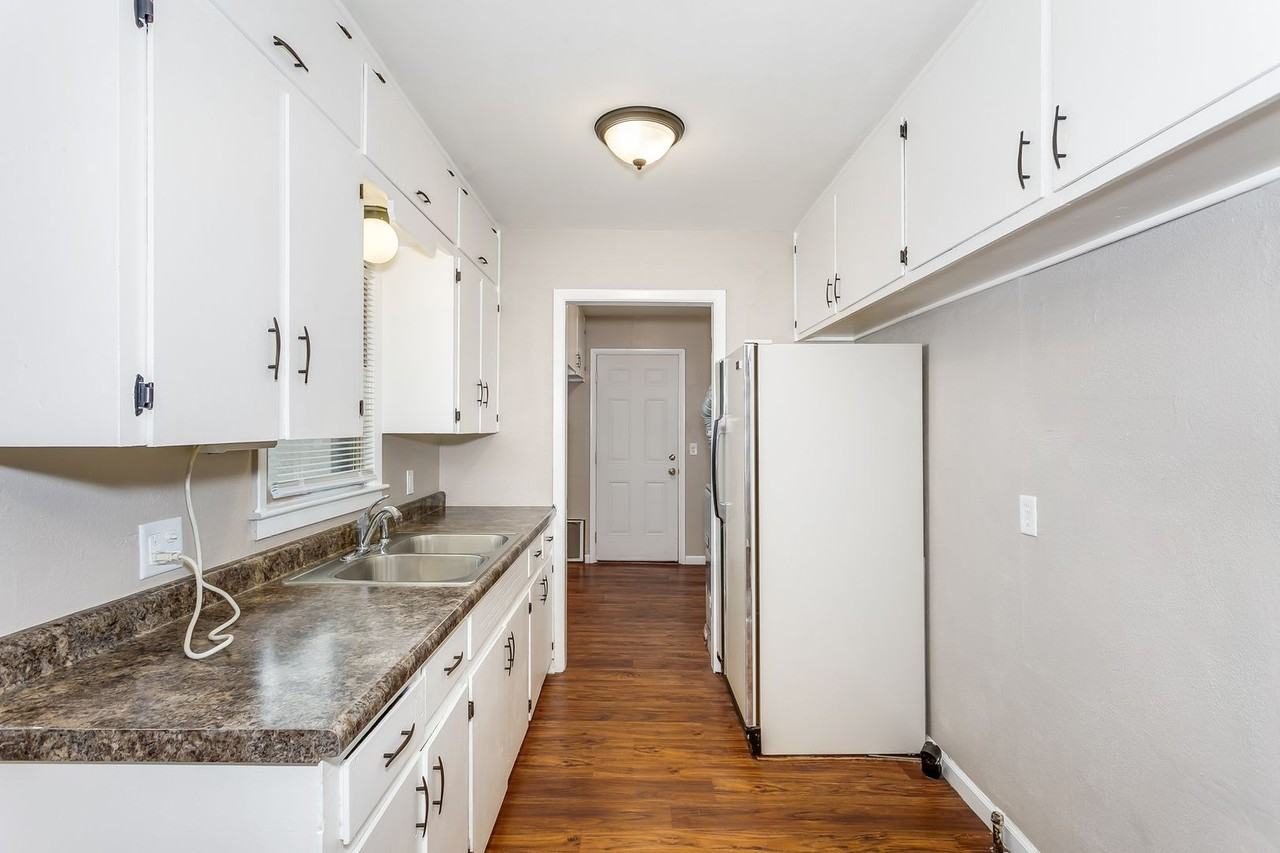 2060 S Bonn St - Photo 4 of 12