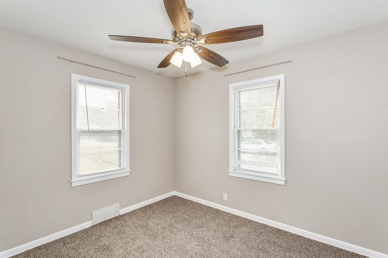 2060 S Bonn St - Photo 5 of 12