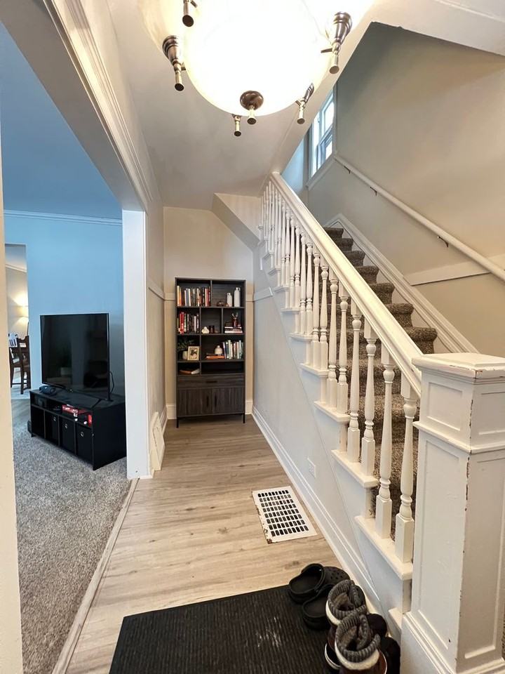 924 E 8th St - Photo 3 of 19