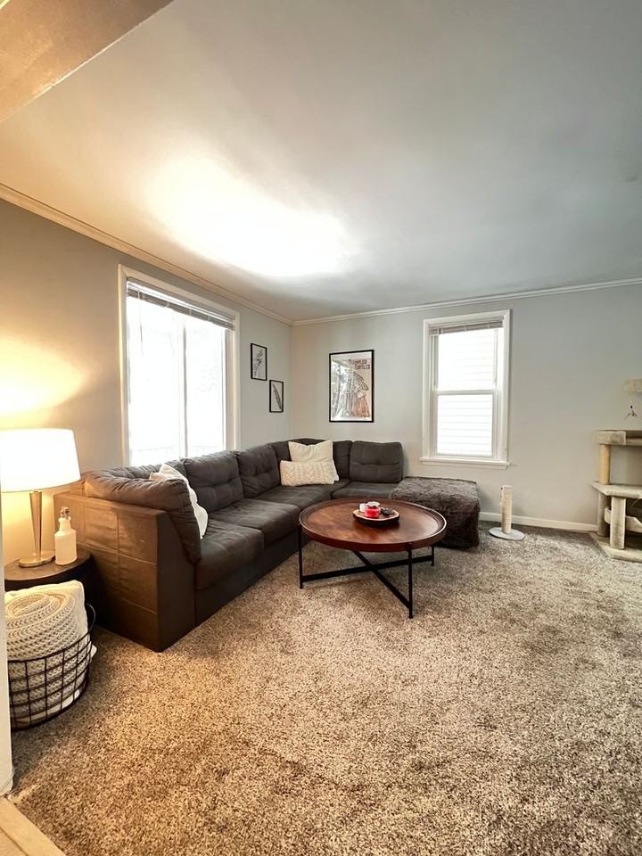 924 E 8th St - Photo 4 of 19