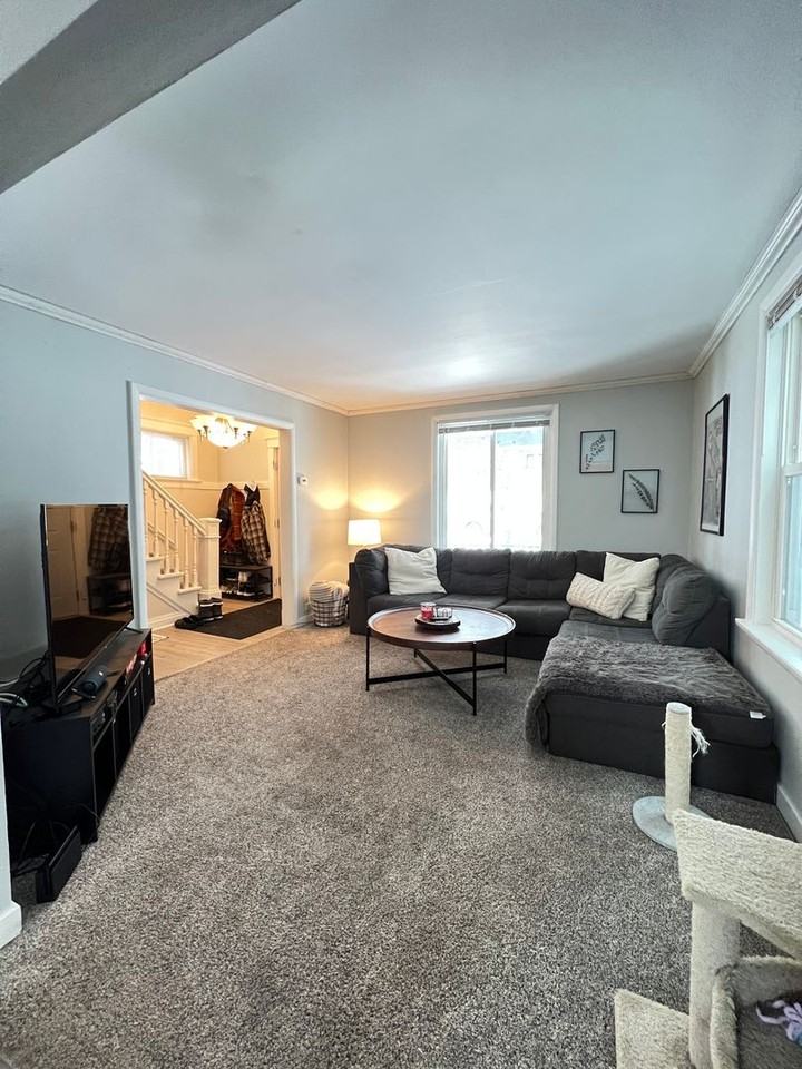 924 E 8th St - Photo 5 of 19