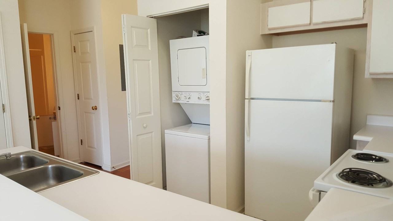 1306 SPECIAL!  1306 F RIVER OAKS DR