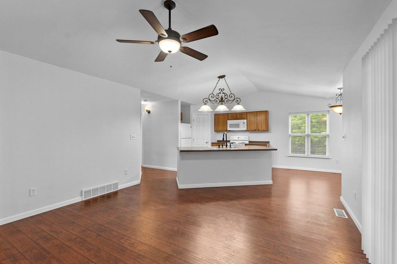 1319 Platinum Ct - Photo 2 of 21