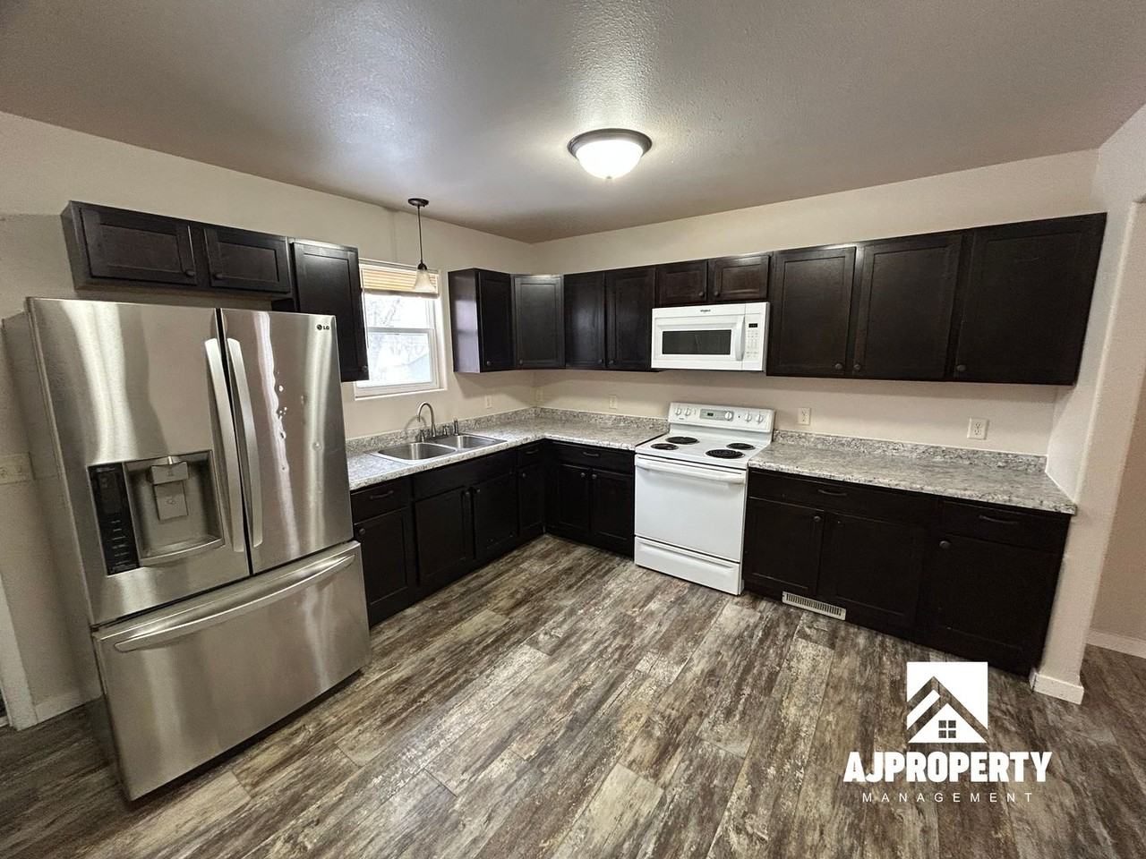 214 W Russell St - Photo 2 of 12