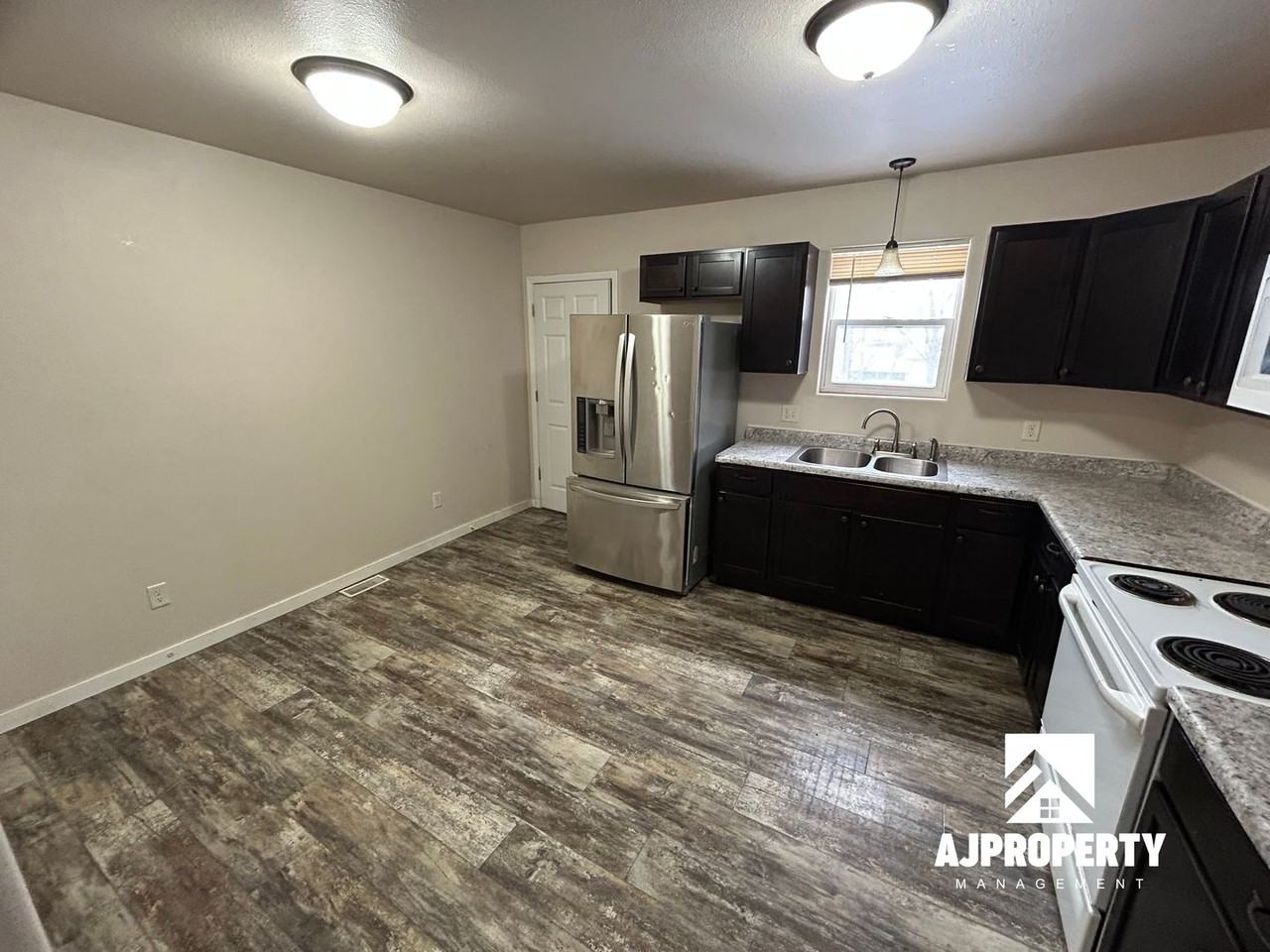 214 W Russell St - Photo 4 of 12